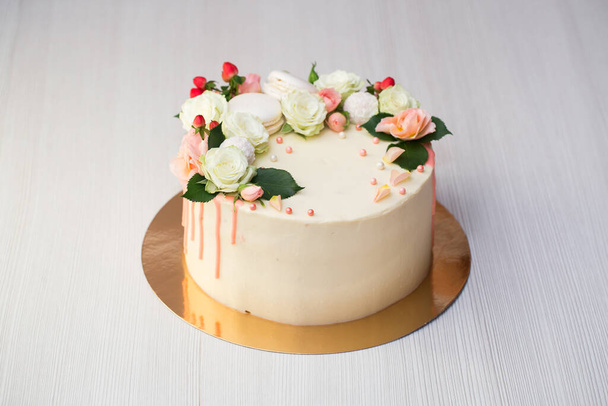 Cake with fresh flowers and macaroons - Fotoğraf, Görsel