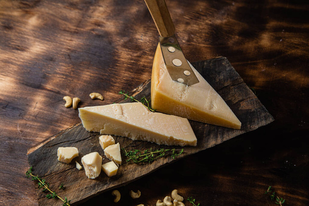 Parmezaanse kaas op een donkere achtergrond close-up - Foto, afbeelding