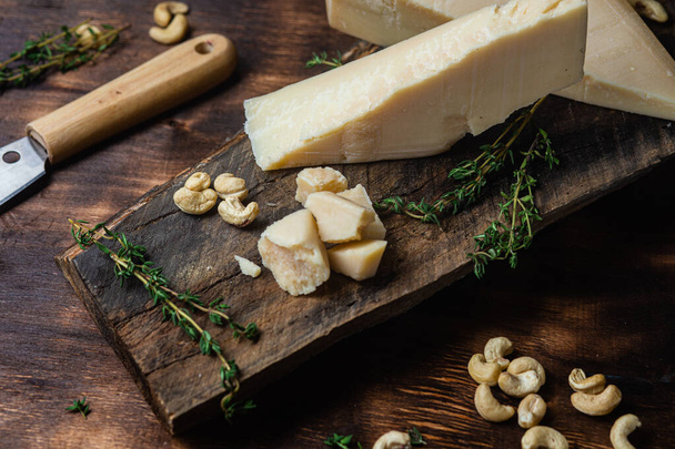 Пармезанський сир на темному фоні крупним планом
 - Фото, зображення