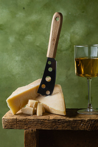 Сыр пармезан на тёмном фоне крупным планом - Фото, изображение