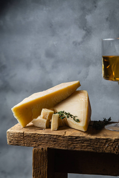 Parmesan cheese on a dark background close-up - Foto, Bild