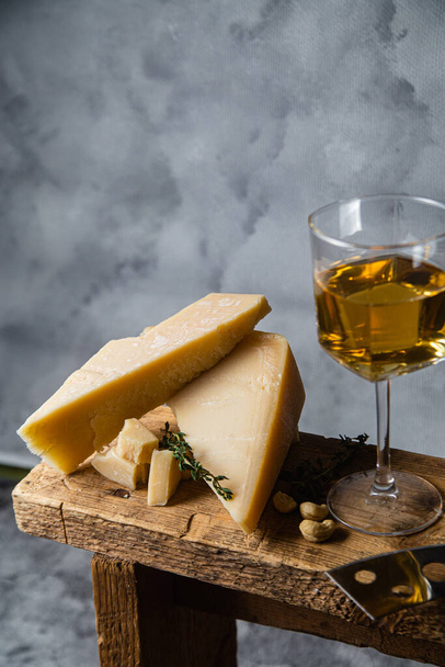 Parmezaanse kaas op een donkere achtergrond close-up - Foto, afbeelding