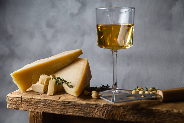 Пармезанський сир на темному фоні крупним планом
 - Фото, зображення