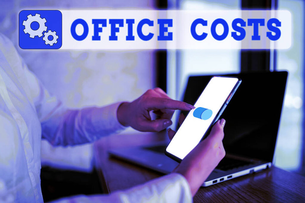 Tekstbord met kantoorkosten, Zakelijke benadering bedrag betaald aan verhuurder ter dekking van de kosten op de werkkamer - Foto, afbeelding