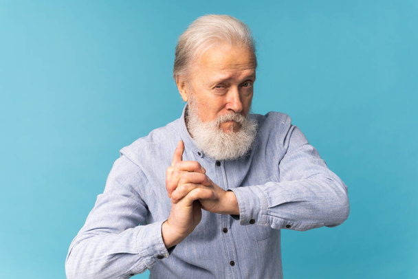 Portré dühös öreg ember fehér szakállas nyugdíjas boldogtalan őrült őrült konfliktus nézeteltérés a kék háttér - negatív emberi érzelmek arc kifejezés érzések - Fotó, kép