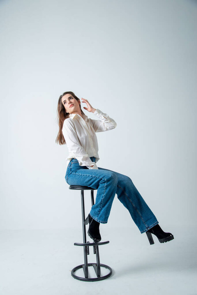 beautiful young woman posing in studio - Foto, afbeelding