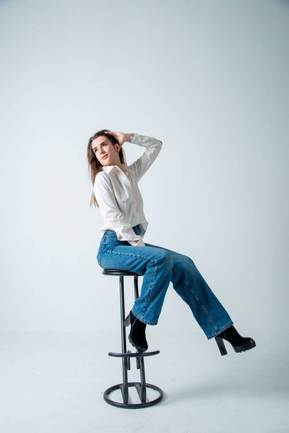 beautiful young woman posing in studio - Fotografie, Obrázek