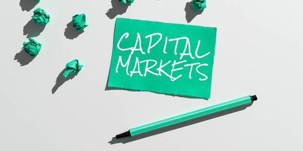 Znak tekstowy pokazujący rynki kapitałowe, koncepcja oznaczająca umożliwienie przedsiębiorstwom pozyskiwania funduszy poprzez zapewnienie bezpieczeństwa rynku - Zdjęcie, obraz