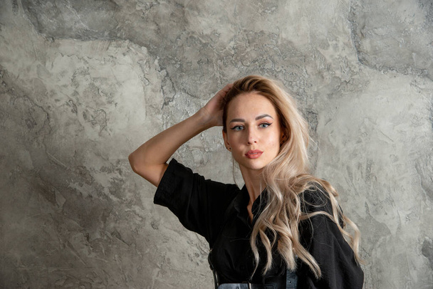 beautiful blonde woman in black, posing in studio - Fotografie, Obrázek