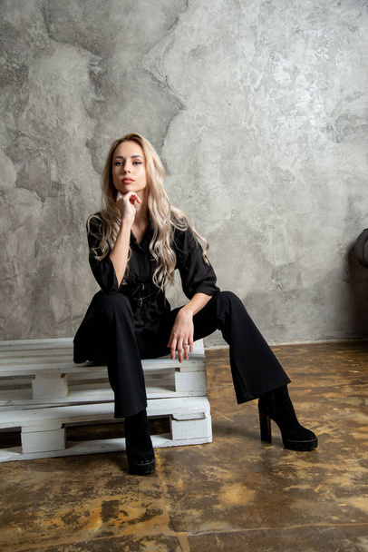 beautiful blonde woman in black, posing in studio - Foto, afbeelding