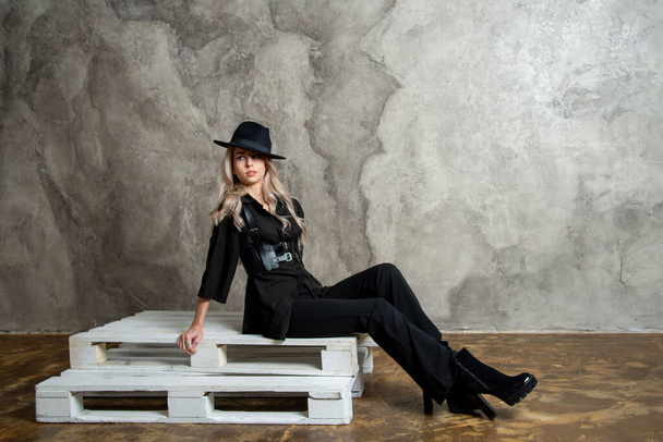 beautiful blonde woman in black, posing in studio - Zdjęcie, obraz