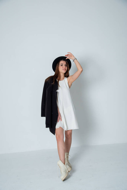 brunette woman posing in white dress and hat - Zdjęcie, obraz