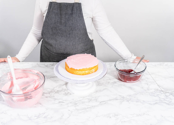 Samenstellen van zeemeermin-thema 3 lagen vanille cake op een taart standaard. - Foto, afbeelding