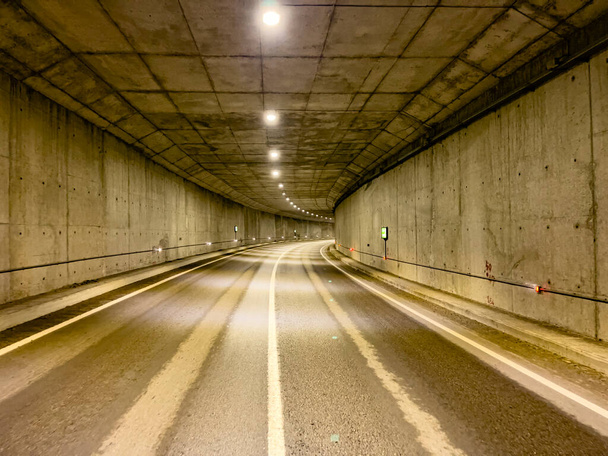 einfache Tunneldurchgänge und Stahlbetonkonstruktion - Foto, Bild