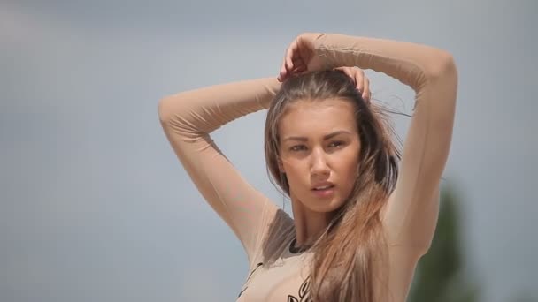 Mladá atraktivní žena v průhledné sexy plíživý šaty, pózuje na slunci - Záběry, video