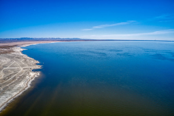 Widok z lotu ptaka na Morze Saltona w Cesarskiej Dolinie Kalifornii - Zdjęcie, obraz