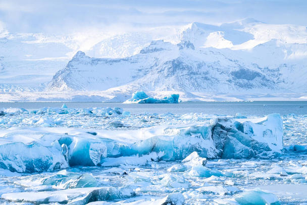 Islandia. Lód jako tło. Park Narodowy Vatnajokull. Panoramiczny widok na lagunę lodową. Zimowe krajobrazy w Islandii. Naturalne tło. Państwo północne. - Zdjęcie, obraz