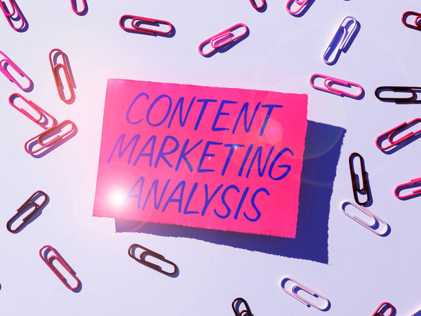 Концептуальный заголовок Content Marketing Analysis, концептуальная фотография включает в себя создание и распространение онлайн-материалов - Фото, изображение
