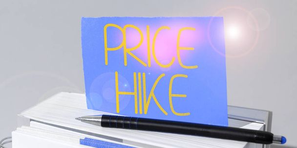Conceptueel bijschrift Price Hike, Word Geschreven op som van waarden die de klant opgeeft om de voordelen van het hebben van - Foto, afbeelding