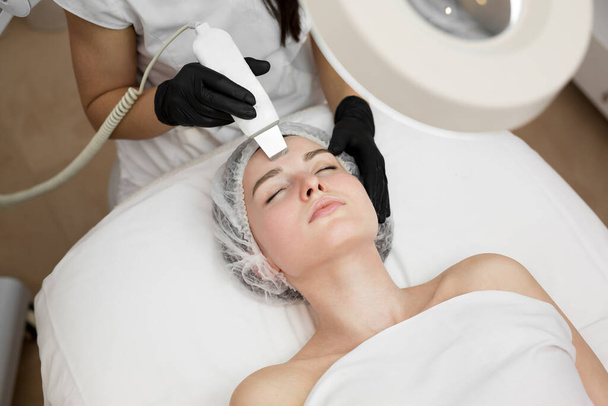 Skin Care. Close-up Of Beautiful Woman Receiving Ultrasound Cavitation Facial Peeling. Ultrasonic Skin Cleansing Procedure. Beauty Treatment. Cosmetology. Beauty Spa Salon. - Foto, imagen