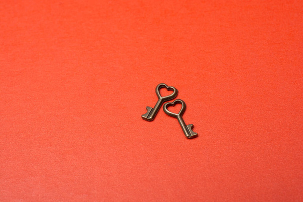 Coppia di chiavi con icona a forma di cuore come icona d'amore e concetto di romanticismo - Foto, immagini
