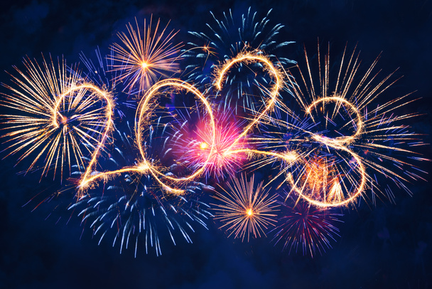 2023 Szczęśliwego Nowego Roku koncepcja z iskrami na nocnym niebie. Sparkle fajerwerki na czarnym tle na baner - Zdjęcie, obraz