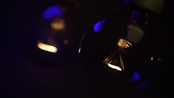 Dvě žárovky ve tmě se rozsvítí a zhasnou. Teslova žárovka. Detailní záběr na elektřinu. Energetický systém, světlo, výpadek proudu. - Záběry, video
