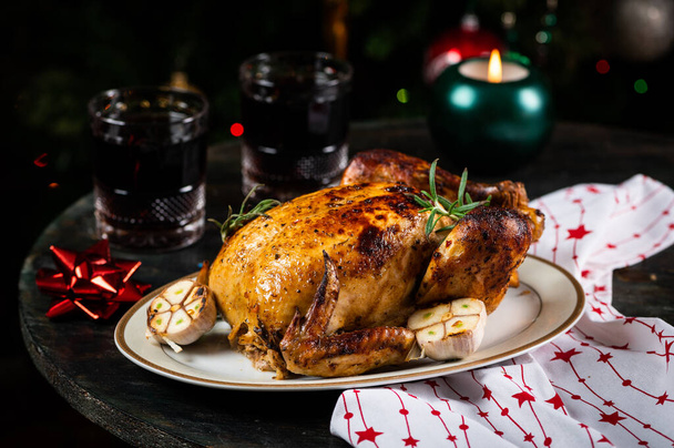 Paahdettu Turkki. Joulupöytä tarjoillaan kanaa, koristeltu joulukoristeita ja kynttilöitä. Paahdettua kanaa, kattaus. Joulupäivällinen. Uusi vuosi illallinen - Valokuva, kuva