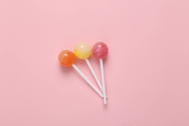 Bolas Lollipops em um fundo pastel rosa. Vista superior - Foto, Imagem