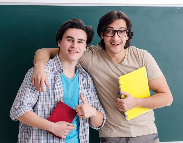 Les deux étudiants masculins en classe - Photo, image