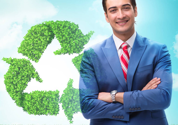 Концепция зеленой энергетики и экологии с бизнесменом
 - Фото, изображение