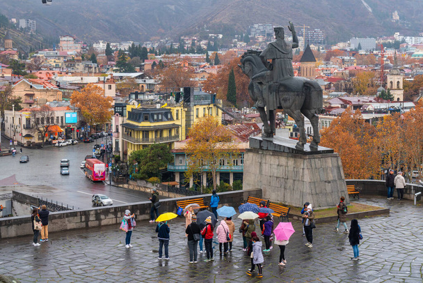 Tbilisi, Gruzie - 3. prosince 2022: Krásný výhled na staré Tbilisi, Abanotubani, Metekhi a další krajiny - Fotografie, Obrázek