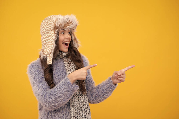 Scuola ragazza in abiti invernali e cappello caldo. Vacanza invernale. Modella infantile. Eccitato adolescente ragazza - Foto, immagini