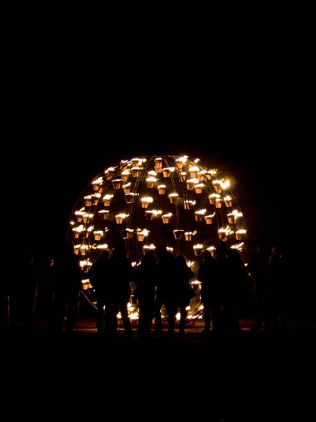 Lens, Francia - 03 de diciembre de 2022 - Festival de fuegos artificiales del Día de Santa Bárbara - Festival de mineros, bomberos y pirotécnicos. Organizado en un antiguo edificio minero - Foto, imagen