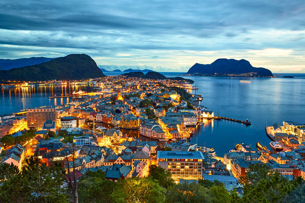 Ville portuaire d'Alesund depuis le sommet au crépuscule, Norvège - Photo, image