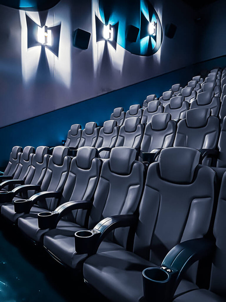 Cine y entretenimiento, asientos vacíos de cine oscuro para el servicio de transmisión de programas de televisión y la marca de producción de la industria cinematográfica - Foto, imagen