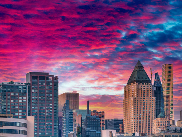 Západ slunce nad mrakodrapy Manhattanu, New York City. - Fotografie, Obrázek