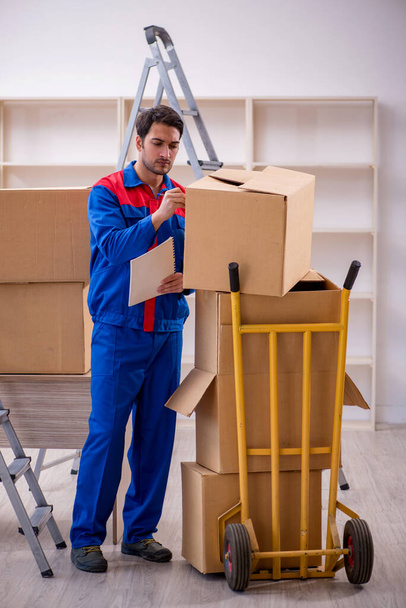 Young contractor doing home relocation - Foto, Imagem