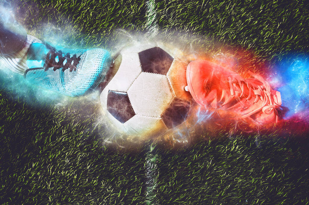 Dois jogadores adversários na frente da bola de futebol - Foto, Imagem