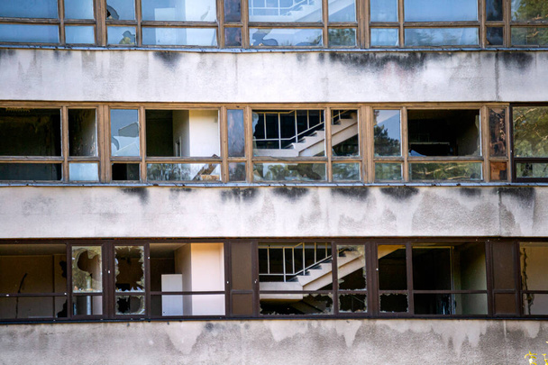 Facade of an abandoned building in the city - Fotoğraf, Görsel
