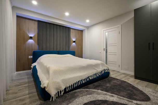 Chambre des maîtres moderne avec intérieur gris et blanc tendance, grand lit double king-size - Photo, image