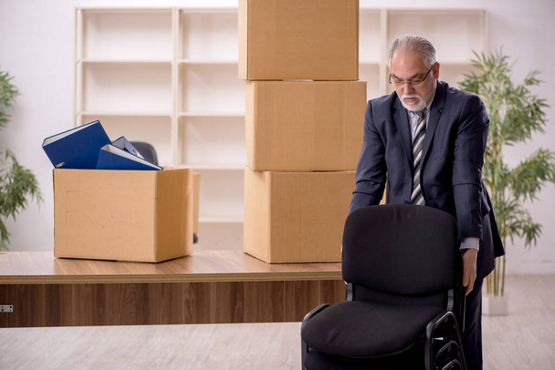 Old businessman employee in office relocation concept - Φωτογραφία, εικόνα
