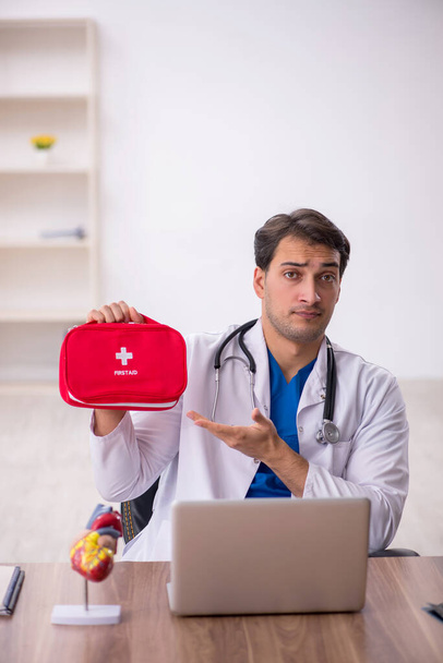 Junger Arzt mit Erste-Hilfe-Tasche - Foto, Bild