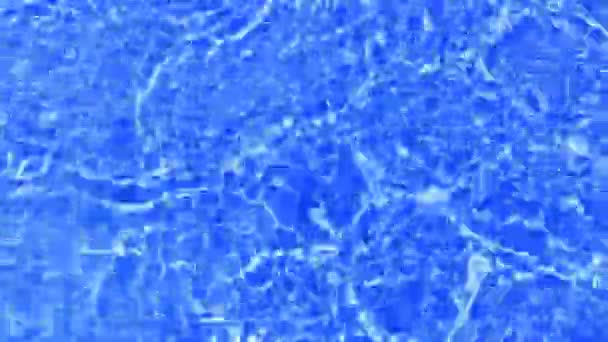 Defocus elmosódott átlátszó kék színű tiszta, nyugodt vízfelület textúra fröccsenések és buborékok. Trendi elvont természet háttér. Vízhullámok a napfényben fénymásolási hellyel. Kék akvarell ragyog - Felvétel, videó