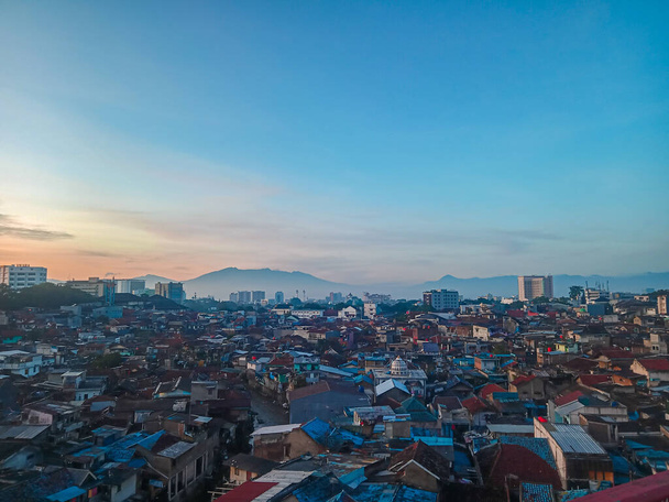 міський пейзаж красиве небо вранці вібрує видом на місто бандунг з мосту Пасупун
 - Фото, зображення