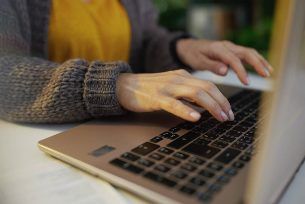 business woman working on laptop. - Фото, изображение