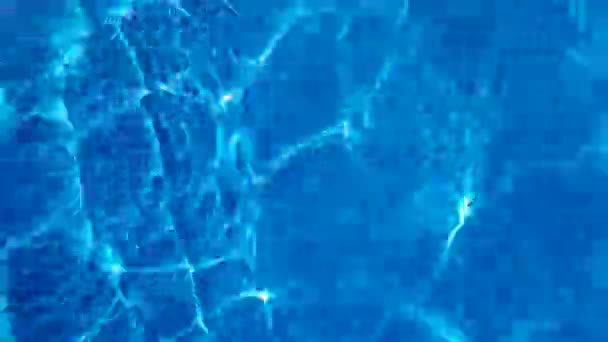 Defocus elmosódott átlátszó kék színű tiszta, nyugodt vízfelület textúra fröccsenések és buborékok. Trendi elvont természet háttér. Vízhullámok a napfényben fénymásolási hellyel. Kék akvarell ragyog - Felvétel, videó
