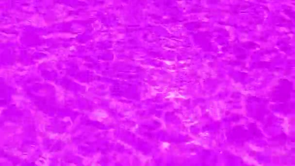 Defocus elmosódott átlátszó lila színű tiszta, nyugodt vízfelület textúra fröccsenések és buborékok. Trendi elvont természet háttér. Vízhullámok a napfényben fénymásolási hellyel. Vízfesték ragyog - Felvétel, videó