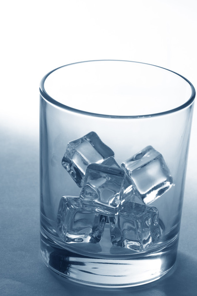 Glas met ijsblokjes - Foto, afbeelding