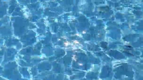 Keskity hämärtynyt läpinäkyvä sininen värillinen kirkas rauhallinen veden pintarakenne roiskeita ja kuplia. Trendikäs abstrakti tausta. Vesi aaltoja auringonvalossa kopioi tilaa. Sininen akvarelli kiiltoa - Materiaali, video